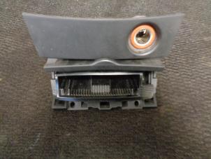 Gebruikte Asbak voor Mazda 3 Sport (BK) 1.3i 16V Prijs € 15,00 Margeregeling aangeboden door Westerhof autodemontage