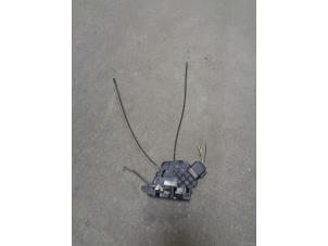 Gebruikte Slotmechaniek Portier 4Deurs rechts-achter Mazda 3 Sport (BK) 1.3i 16V Prijs € 25,00 Margeregeling aangeboden door Westerhof autodemontage