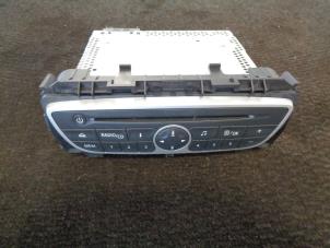 Gebruikte Radio CD Speler Renault Twingo II (CN) 1.2 16V Prijs € 50,00 Margeregeling aangeboden door Westerhof autodemontage
