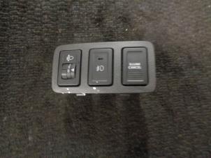 Gebruikte Schakelaar Koplamp Ihv Suzuki Swift (ZA/ZC/ZD1/2/3/9) 1.5 VVT 16V Prijs € 20,00 Margeregeling aangeboden door Westerhof autodemontage