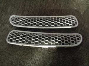 Gebruikte Grille BMW Mini One/Cooper (R50) 1.6 16V Cooper Prijs € 20,00 Margeregeling aangeboden door Westerhof autodemontage