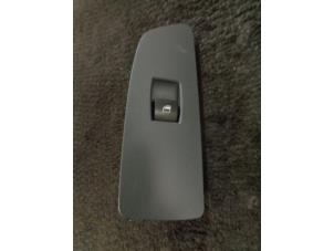 Gebruikte Ruit schakelaar elektrisch BMW 1 serie (E87/87N) 118i 16V Prijs € 10,00 Margeregeling aangeboden door Westerhof autodemontage