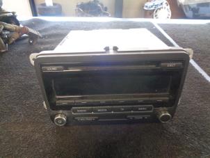 Gebruikte Radio CD Speler Volkswagen Polo V (6R) Prijs € 50,00 Margeregeling aangeboden door Westerhof autodemontage