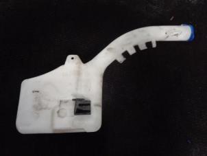 Gebruikte Ruitensproeiertank voor Ford Fiesta 5 ST 2.0 16V ST150 Prijs € 10,00 Margeregeling aangeboden door Westerhof autodemontage