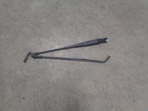 Gebruikte Ruitenwisserarm voor Toyota Aygo (B10) 1.0 12V VVT-i Prijs € 10,00 Margeregeling aangeboden door Westerhof autodemontage