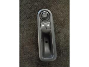 Gebruikte Raam schakelaar elektrisch Renault Twingo II (CN) 1.2 16V Prijs € 15,00 Margeregeling aangeboden door Westerhof autodemontage