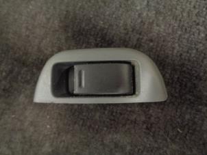 Gebruikte Raam schakelaar elektrisch Peugeot 107 1.0 12V Prijs € 10,00 Margeregeling aangeboden door Westerhof autodemontage