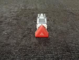 Gebruikte Alarmlicht Schakelaar Volkswagen Golf V (1K1) 2.0 TDI DPF Prijs € 10,00 Margeregeling aangeboden door Westerhof autodemontage