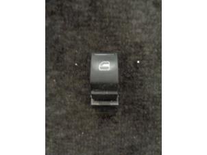 Gebruikte Raam schakelaar elektrisch Volkswagen Golf V (1K1) 2.0 TDI DPF Prijs € 10,00 Margeregeling aangeboden door Westerhof autodemontage