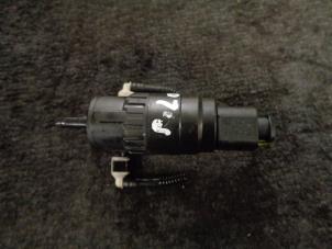 Gebruikte Ruitensproeierpomp voor Volkswagen Polo V (6R) 1.2 12V Prijs € 15,00 Margeregeling aangeboden door Westerhof autodemontage