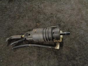 Gebruikte Ruitensproeierpomp voor Volkswagen Polo IV (9N1/2/3) 1.4 16V Prijs € 15,00 Margeregeling aangeboden door Westerhof autodemontage