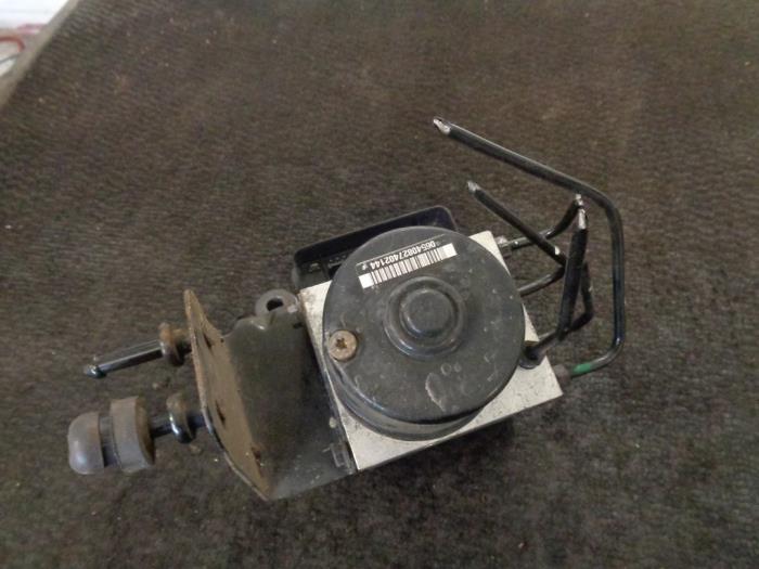 Gebruikte ABS Pomp Volkswagen Polo IV (9N1/2/3) 1.4 16V Prijs € 35,00 Margeregeling aangeboden door Westerhof autodemontage