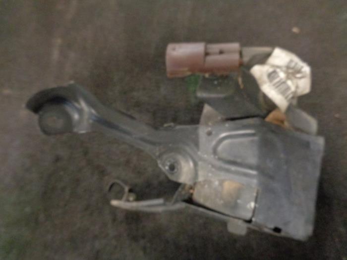 Gebruikte Start/stop condensator Volvo V50 (MW) 1.6 D 16V Prijs € 45,00 Margeregeling aangeboden door Westerhof autodemontage
