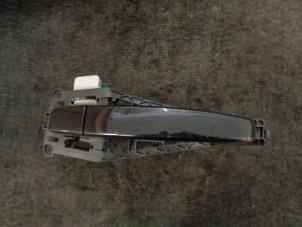 Gebruikte Portiergreep 4Deurs rechts-voor Opel Corsa D 1.4 16V Twinport Prijs € 25,00 Margeregeling aangeboden door Westerhof autodemontage