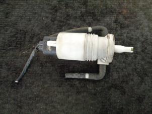 Gebruikte Ruitensproeierpomp voor BMW Mini One/Cooper (R50) 1.6 16V Cooper Prijs € 15,00 Margeregeling aangeboden door Westerhof autodemontage