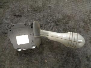 Gebruikte Ruitenwis Schakelaar Renault Twingo (C06) 1.2 Prijs € 15,00 Margeregeling aangeboden door Westerhof autodemontage