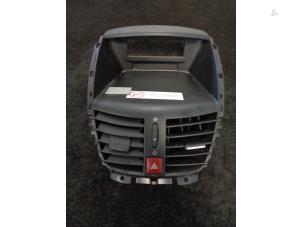 Gebruikte Luchtrooster Dashboard Peugeot 207/207+ (WA/WC/WM) 1.4 16V Prijs € 25,00 Margeregeling aangeboden door Westerhof autodemontage