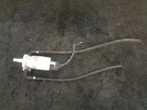 Gebruikte Ruitensproeierpomp voor BMW Mini One/Cooper (R50) 1.6 16V Cooper Prijs € 15,00 Margeregeling aangeboden door Westerhof autodemontage