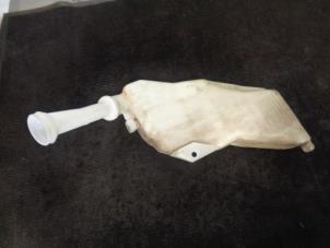 Gebruikte Ruitensproeiertank voor Peugeot 206+ (2L/M) 1.1 XR,XS Prijs € 10,00 Margeregeling aangeboden door Westerhof autodemontage