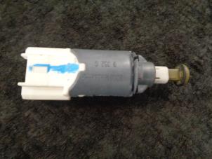 Gebruikte Remlicht Schakelaar Renault Twingo II (CN) 1.2 16V Prijs € 10,00 Margeregeling aangeboden door Westerhof autodemontage