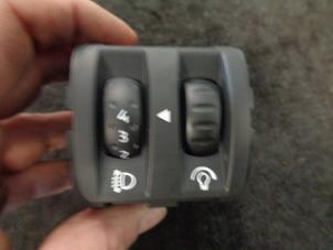 Gebruikte Schakelaar Koplamp Ihv Renault Twingo II (CN) 1.2 16V Prijs € 10,00 Margeregeling aangeboden door Westerhof autodemontage