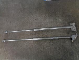 Gebruikte Set Gasdempers Achterklep Renault Megane III Coupe (DZ) 1.6 16V Prijs € 25,00 Margeregeling aangeboden door Westerhof autodemontage