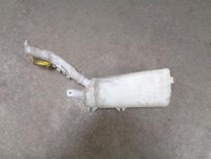 Gebruikte Ruitensproeiertank voor Renault Clio III (BR/CR) 1.4 16V Prijs € 10,00 Margeregeling aangeboden door Westerhof autodemontage
