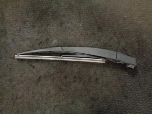 Gebruikte Ruitenwisserarm achter Renault Twingo II (CN) 1.2 16V Prijs € 10,00 Margeregeling aangeboden door Westerhof autodemontage