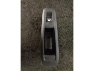 Gebruikte Schakelaar Elektrisch Raam Peugeot 308 (L3/L8/LB/LH/LP) 2.0 GT HDi, Blue HDi 16V Prijs € 10,00 Margeregeling aangeboden door Westerhof autodemontage