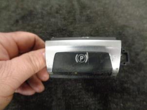 Gebruikte Handrem schakelaar Peugeot 308 (L3/L8/LB/LH/LP) 2.0 GT HDi, Blue HDi 16V Prijs € 20,00 Margeregeling aangeboden door Westerhof autodemontage