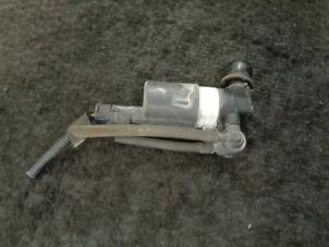 Gebruikte Ruitensproeierpomp voor Renault Grand Scénic III (JZ) 2.0 16V CVT Prijs € 10,00 Margeregeling aangeboden door Westerhof autodemontage