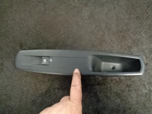 Gebruikte Raam schakelaar elektrisch Renault Grand Scénic III (JZ) 2.0 16V CVT Prijs € 10,00 Margeregeling aangeboden door Westerhof autodemontage