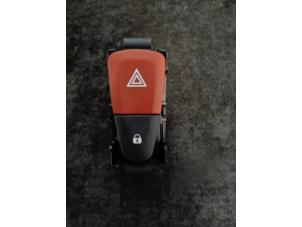 Gebruikte Schakelaar Paniekverlichting Renault Grand Scénic III (JZ) 2.0 16V CVT Prijs € 10,00 Margeregeling aangeboden door Westerhof autodemontage