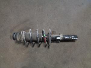 Gebruikte Schokdemper links-voor Skoda Fabia II Combi 1.2 TDI 12V Greenline Prijs € 35,00 Margeregeling aangeboden door Westerhof autodemontage