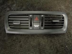 Gebruikte Luchtrooster Dashboard Skoda Fabia II Combi 1.2 TDI 12V Greenline Prijs € 25,00 Margeregeling aangeboden door Westerhof autodemontage