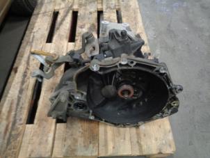 Gebruikte Versnellingsbak Opel Corsa D 1.2 16V Prijs € 125,00 Margeregeling aangeboden door Westerhof autodemontage