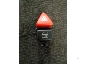 Gebruikte Alarmlicht Schakelaar Mercedes A (W168) 1.6 A-160 Prijs € 15,00 Margeregeling aangeboden door Westerhof autodemontage