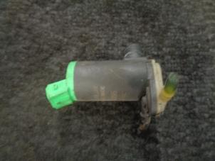Gebruikte Ruitensproeierpomp voor Peugeot 206+ (2L/M) 1.1 XR,XS Prijs € 10,00 Margeregeling aangeboden door Westerhof autodemontage