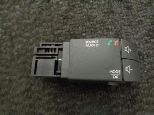 Gebruikte Radiobediening Stuur Renault Clio IV Estate/Grandtour (7R) 0.9 Energy TCE 90 12V Prijs € 15,00 Margeregeling aangeboden door Westerhof autodemontage