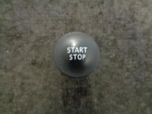 Gebruikte Start/Stop schakelaar Renault Clio IV Estate/Grandtour (7R) 0.9 Energy TCE 90 12V Prijs € 15,00 Margeregeling aangeboden door Westerhof autodemontage