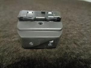 Gebruikte PDC Schakelaar Renault Twingo III (AH) 1.0 SCe 70 12V Prijs € 10,00 Margeregeling aangeboden door Westerhof autodemontage