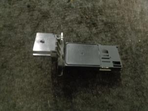 Gebruikte Luchtmassameter Opel Karl 1.0 12V Prijs € 20,00 Margeregeling aangeboden door Westerhof autodemontage