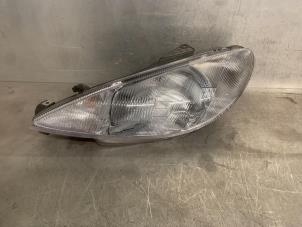 Gebruikte Koplamp links Peugeot 206 (2A/C/H/J/S) 1.4 XR,XS,XT,Gentry Prijs € 20,00 Margeregeling aangeboden door Mettler BV