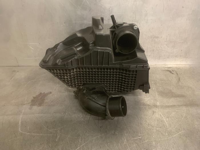 Gebruikte Luchtfilterhuis Renault Clio IV (5R) 0.9 Energy TCE 90 12V Prijs € 15,00 Margeregeling aangeboden door Mettler BV