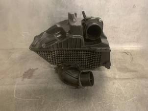 Gebruikte Luchtfilterhuis Renault Clio IV (5R) 0.9 Energy TCE 90 12V Prijs € 15,00 Margeregeling aangeboden door Mettler BV