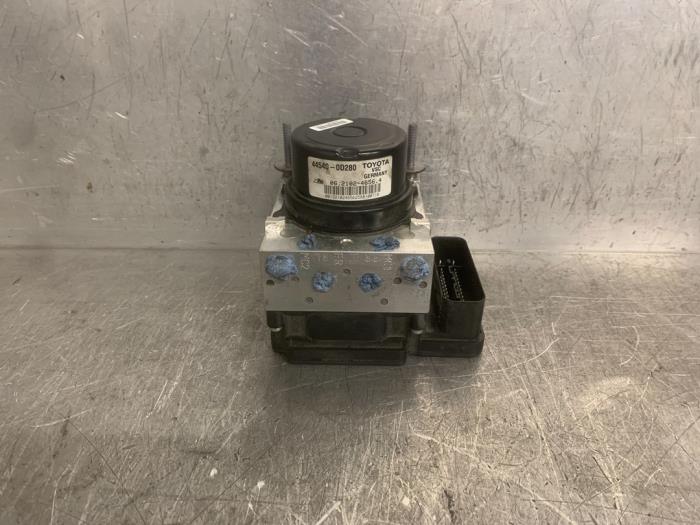 Gebruikte ABS Pomp Toyota Yaris III (P13) 1.5 16V Dual VVT-iE Prijs € 70,00 Margeregeling aangeboden door Mettler BV