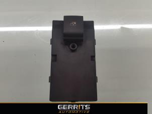 Gebruikte Ruit schakelaar elektrisch Opel Meriva 1.4 16V Ecotec Prijs € 19,99 Margeregeling aangeboden door Gerrits Automotive BV