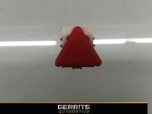 Gebruikte Alarmlicht Schakelaar Volkswagen Golf V (1K1) 1.9 TDI Prijs € 21,98 Margeregeling aangeboden door Gerrits Automotive BV