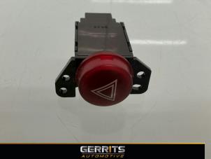 Gebruikte Paniekverlichtings Schakelaar Mitsubishi Colt (Z2/Z3) 1.3 16V Prijs € 21,98 Margeregeling aangeboden door Gerrits Automotive