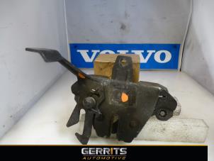 Gebruikte Motorkap Slotmechaniek Volvo V40 (VW) 2.0 16V Prijs € 21,98 Margeregeling aangeboden door Gerrits Automotive